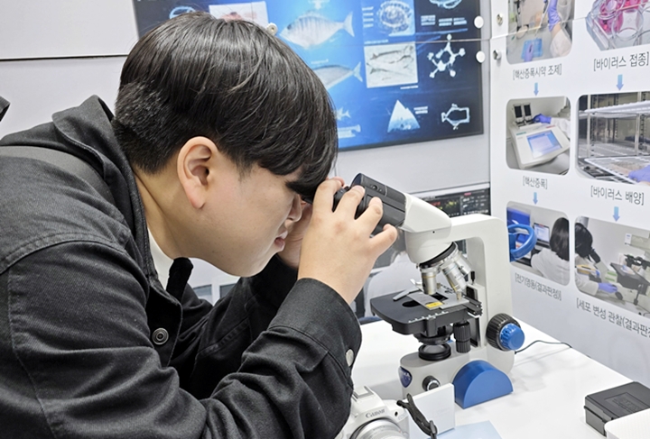 허민 기자가 현미경을 통해 수산물 검역 체험을 해보고 있다.