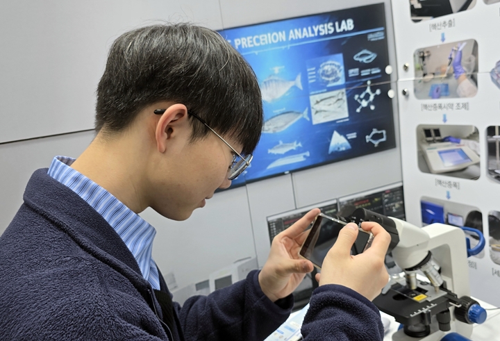 정아람 기자가 렌즈 속 수산생물의 상태를 확인해 보고 있다.