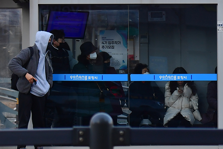 13일 오전 경북 포항시 남구 시외버스터미널 앞 스마트 승강장 쉼터에서 출근길에 나선 시민들이 잠시 추위를 피하고 있다. (ⓒ뉴스1, 무단 전재-재배포 금지)