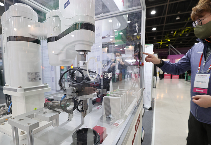 서울 서초구 aT센터에서 열린 '2022 스마트제조 혁신대전'의 한 부스에서 자동화 공정을 시연하고 있다. 2022.12.5(사진=저작권자(c) 연합뉴스, 무단 전재-재배포 금지)