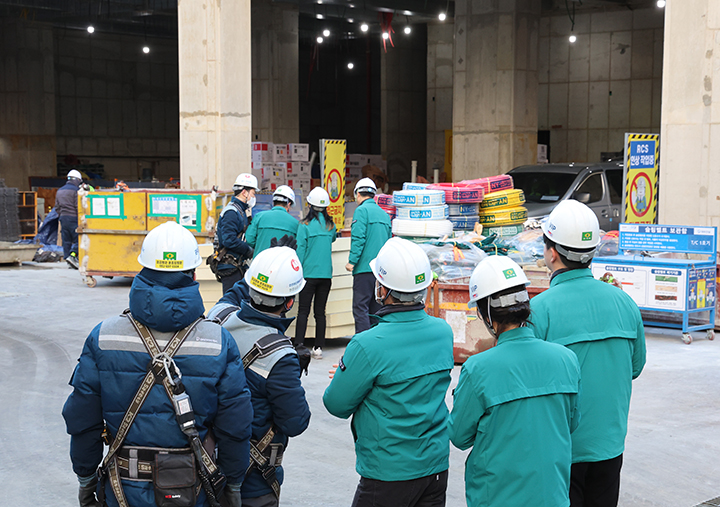 지난 2월 19일 부산 부산진구청 건축과 공무원들이 구청 인근 오피스텔 신축공사장에서 안전 점검을 하고 있다.(사진=저작권자(c) 연합뉴스, 무단 전재-재배포 금지)