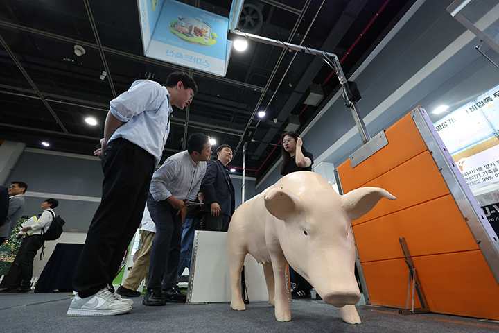 25일 서울 서초구 aT센터에서 열린 '2025 대한민국 농업박람회'의 스마트축산관에서 참관객이 거치형 양돈 체중 관리기에 대한 설명을 듣고 있다. 2025.9.25(사진=저작권자(c) 연합뉴스, 무단 전재-재배포 금지)