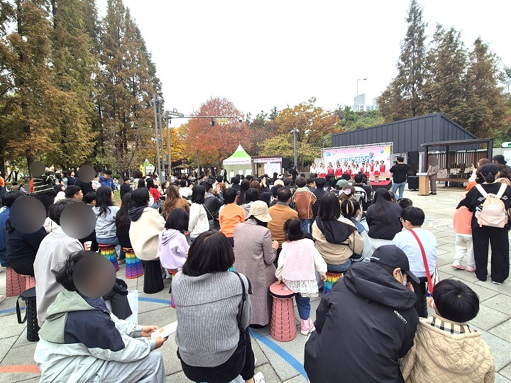 지난 8일 군산시 맘껏광장에서 진행된 2025 아동 학대 예방의 날 기념식.