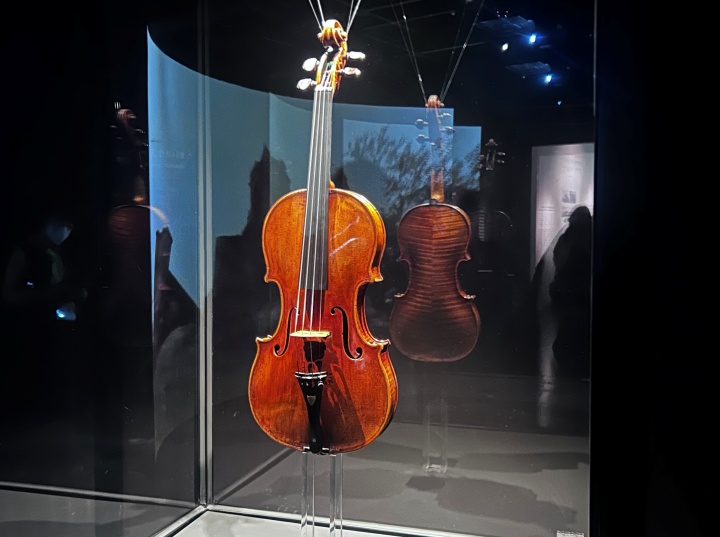 1727년에 제작된 이탈리아의 현악기, 스트라디바리우스 베수비오 바이올린의 모습.