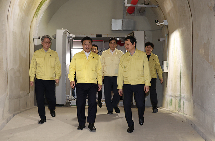 윤호중 행정안전부 장관이 충남 공주시 국가정보자원관리원 공주센터를 방문해 백업센터 주요시설과 재해복구체계를 점검하고 있다. 2025.10.24 (ⓒ뉴스1, 무단 전재-재배포 금지)