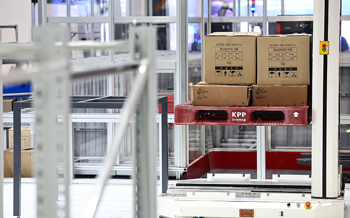 서울 강남구 코엑스에서 열린 '2025 스마트테크 코리아'에서 로봇을 활용한 물류시스템이 전시돼 있다. 2025.6.11 (ⓒ뉴스1, 산업통상부 제공, 무단 전재-재배포 금지)