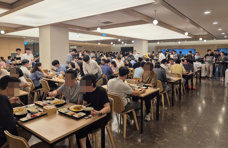 서울 여의도 한 회사의 구내식당에 직장인들이 줄을 서고 있다. 2025.7.8(사진=저작권자(c) 연합뉴스, 무단 전재-재배포 금지)