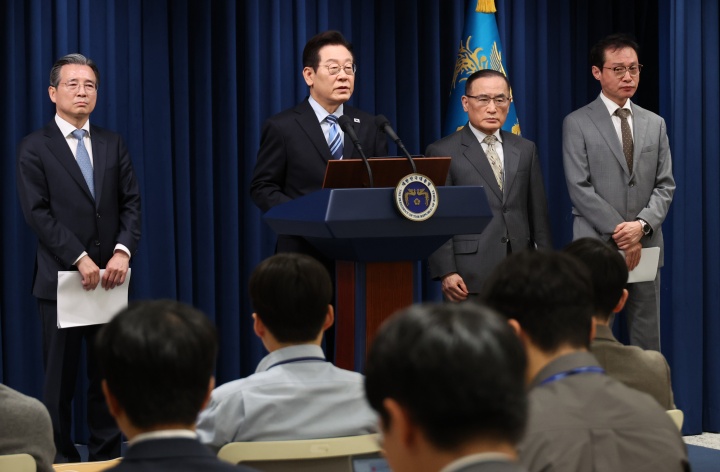 이재명 대통령이 14일 서울 용산 대통령실 기자회견장에서 한미 관세·안보 협상 '조인트 팩트시트'(공동 설명자료) 최종 합의를 발표하고 있다.(사진=저작권자(c) 연합뉴스, 무단 전재-재배포 금지)