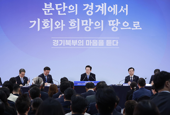 이재명 대통령이 14일 경기 파주시 라이브러리스테이 지지향에서 열린 '경기 북부의 마음을 듣다' 타운홀 미팅 간담회에서 발언하고 있다. 2025.11.14 (사진=저작권자(c) 연합뉴스, 무단 전재-재배포 금지)