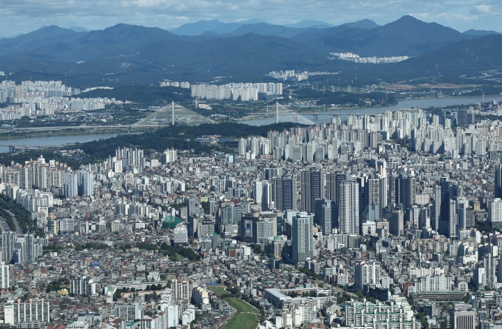 서울 송파구 서울스카이 전망대에서 바라본 아파트 단지 일대 모습. 2025.9.25. (ⓒ뉴스1, 무단 전재-재배포 금지)