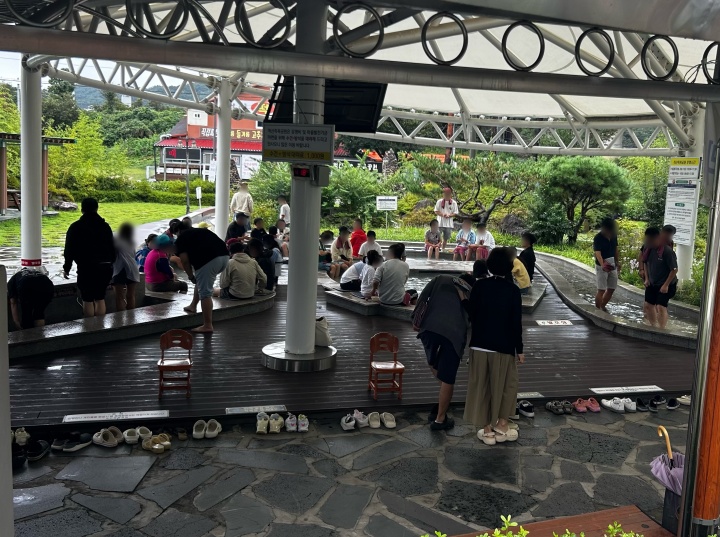 온천수에 족욕을 할 수 있는 속초 척산족욕공원의 모습.