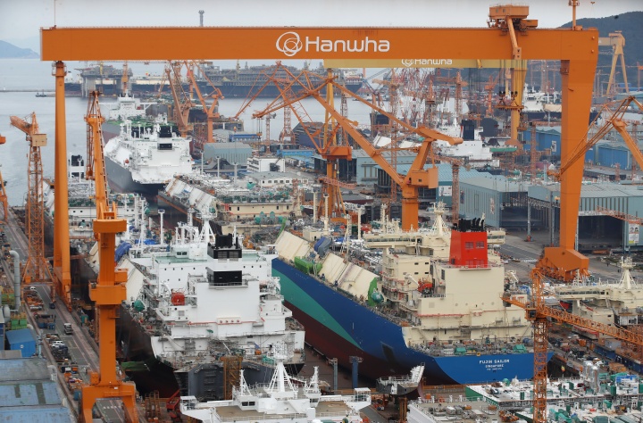 한화오션 거제사업장에 대형 크레인과 건조 중인 선박이 보이고 있다.(ⓒ뉴스1, 무단 전재-재배포 금지)