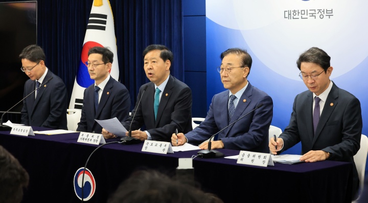 구윤철 경제부총리 겸 기획재정부 장관이 15일 서울 종로구 정부서울청사에서 주택시장 안정화 대책을 발표하고 있다. 왼쪽부터 임광현 국세청장, 윤창렬 국무조정실장, 구 부총리, 김윤덕 국토교통부 장관, 이억원 금융위원회 위원장. 2025.10.15. (ⓒ뉴스1, 무단 전재-재배포 금지)