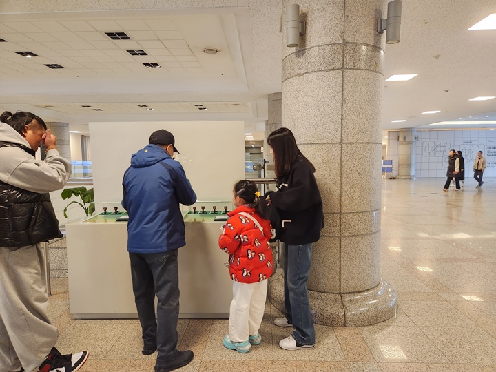 관람객들이 전시물을 감상하고 있다.