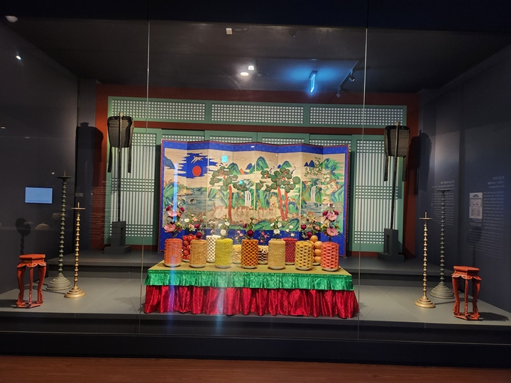 궁중 의례에서 병풍이 활용되는 예시.