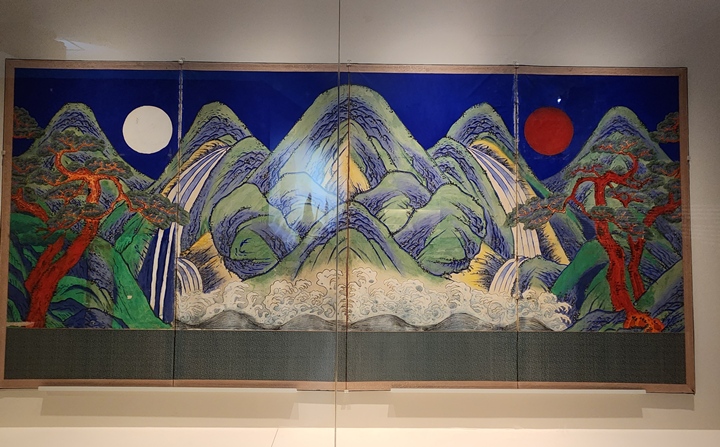 일월오봉도의 장엄함을 생생하게 느껴볼 수 있었다.