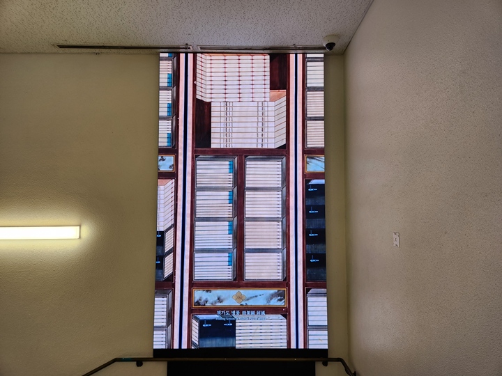 미디어로 전시된 <책가도>