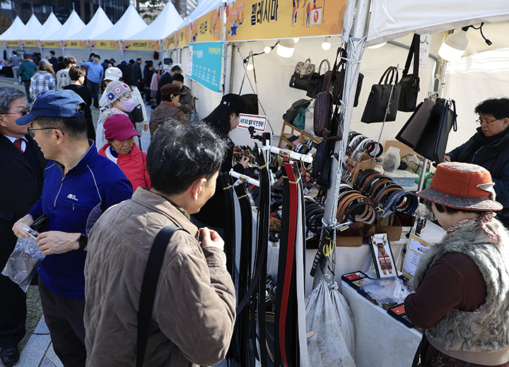 서울 중구 서울시청 광장에서 열린 '2025서울 소상공인의 날' 행사를 찾은 시민들이 각 부스를 둘러보고 있다. 2025.11.5 (ⓒ뉴스1, 무단 전재-재배포 금지)