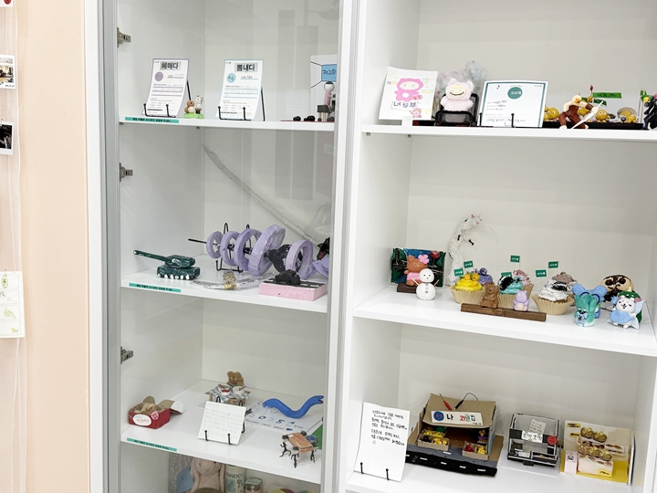 도서관 1층에는 친구들 체험활동이 전시되어 있다.