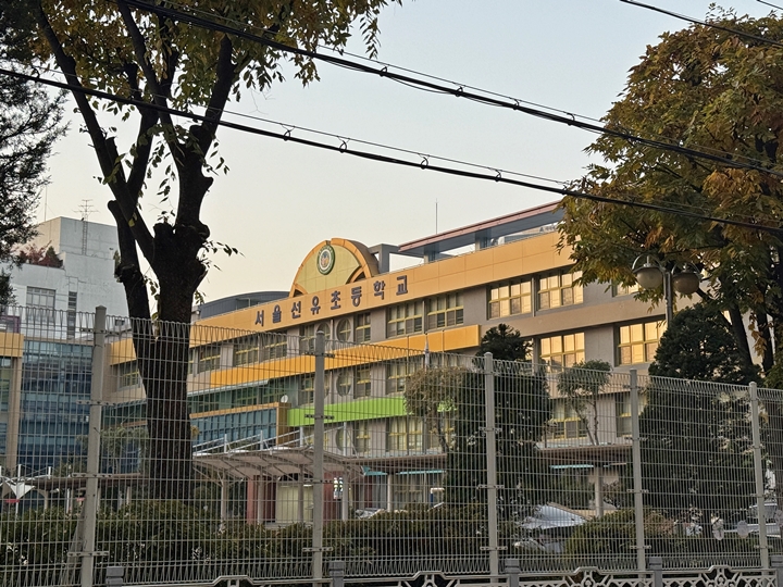 도서관 인근에 학교가 밀집되어 있다.