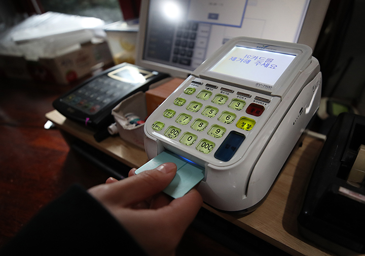 서울 시내 한 커피 전문점에서 카드 결제하는 모습. 2021.12.23 (ⓒ뉴스1, 무단 전재-재배포 금지)