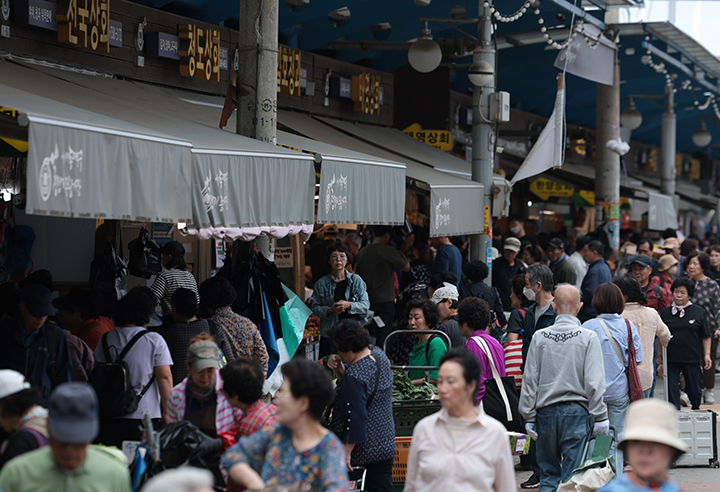 3일 서울 동대문구 청량리 청과물시장을 찾은 많은 시민들이 시장을 둘러보고 있다. 2025.10.3(ⓒ뉴스1, 무단 전재-재배포 금지)
