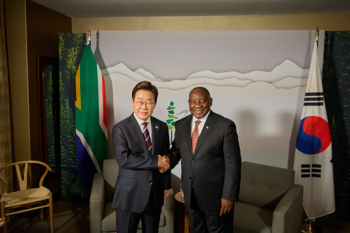 주요 7개국(G7) 정상회의 참석차 캐나다를 방문한 이재명 대통령이 지난 6월 16일(현지시간) 캘거리 한 호텔에서 열린 시릴 라마포사 남아공 대통령과 한-남아공 정상회담에서 악수하고 있다.(ⓒ뉴스1, 무단 전재-재배포 금지)
