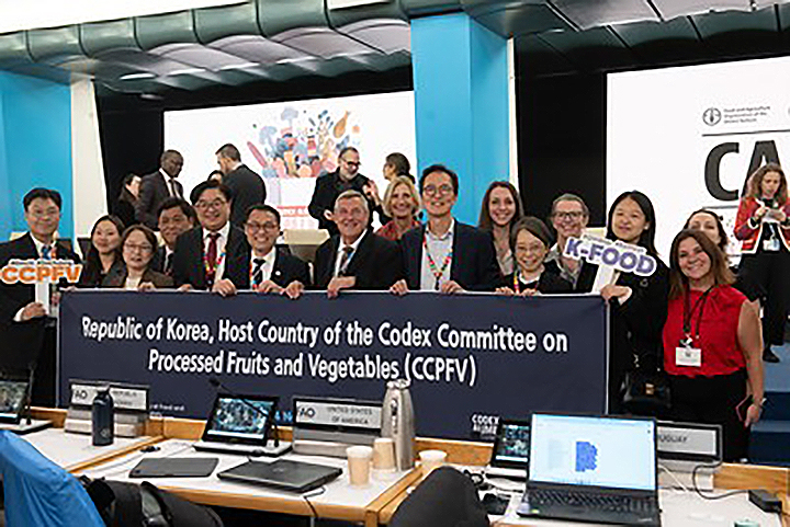식품의약품안전처와 농림축산식품부, 해양수산부는 지난 10일부터 14일까지 이탈리아 로마에서 개최된 제48차 국제식품규격위원회( CODEX, 코덱스) 총회에 첨석한 후 기념촬영을 하고 있다.(사진=농식품부 제공)
