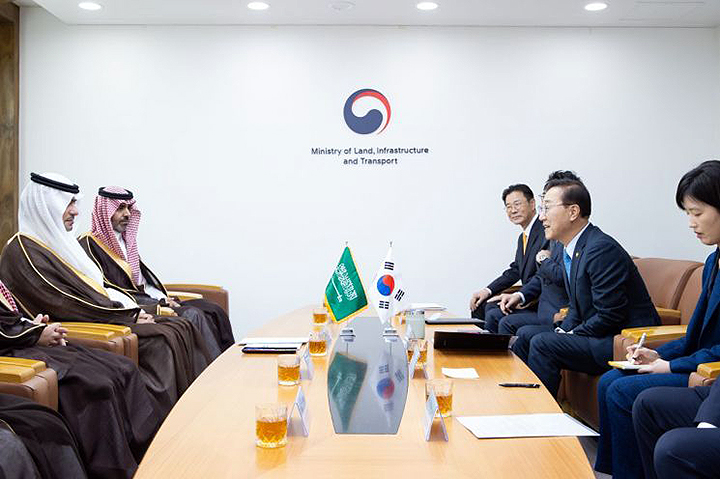 김윤덕 국토교통부 장관이 지난달 20일 서울 중구 국토발전전시관에서 마제드 알 호가일 사우디아라비아 지방자치주택부 장관과 회담하고 있다.(사진=국토교통부 제공)