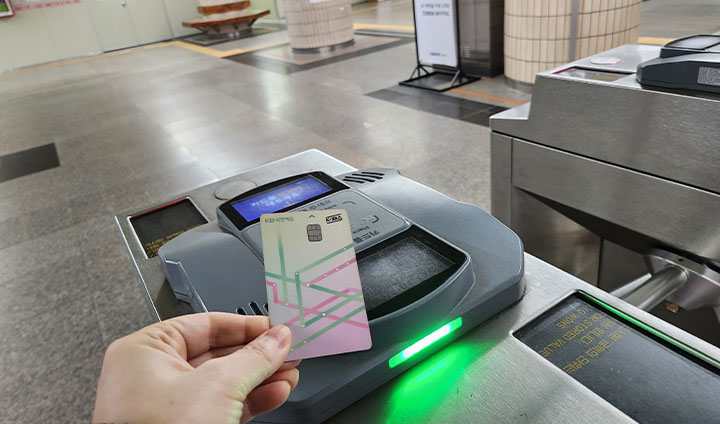 간단히 발급받아, 일반 교통카드처럼 월 15회 이상 이용하기만 하면 교통비를 환급받을 수 있다.