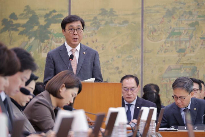 최휘영 문화체육관광부 장관이 11일 서울 여의도 국회에서 열린 문화체육관광위원회 전체회의에서 예산안 제안 설명을 하고 있다. 2025.11.11. (ⓒ뉴스1, 무단 전재-재배포 금지)