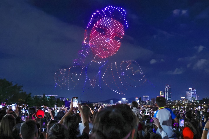 서울 광진구 뚝섬한강공원에서 열린 '2025 한강 불빛 공연(드론 라이트쇼)'에서 애니메이션 '케이팝데몬헌터스(케데헌)' 등장인물을 형상화한 1,200여 대의 드론이 밤하늘을 수놓고 있다. 2025.9.7. (ⓒ뉴스1, 무단 전재-재배포 금지)