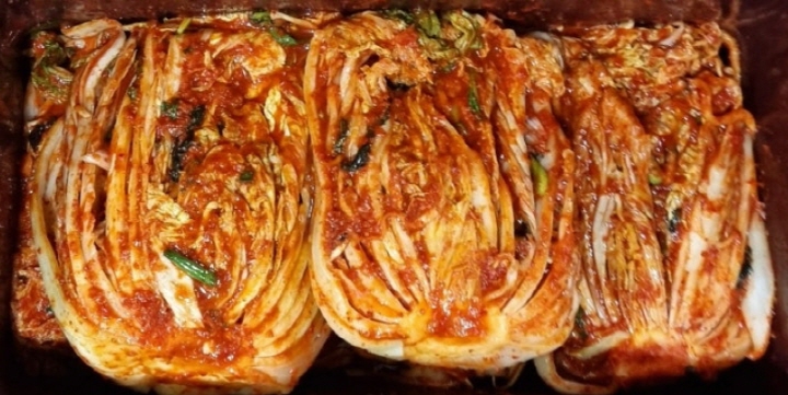 엄마께서 정성스레 담근 김치 한 통은 지인을 위한 선물이다.