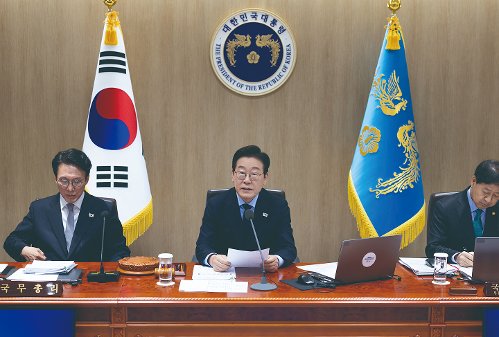 이재명 대통령이 11월 11일 청와대에서 열린 제49차 국무회의에서 발언하고 있다. 사진 대통령실