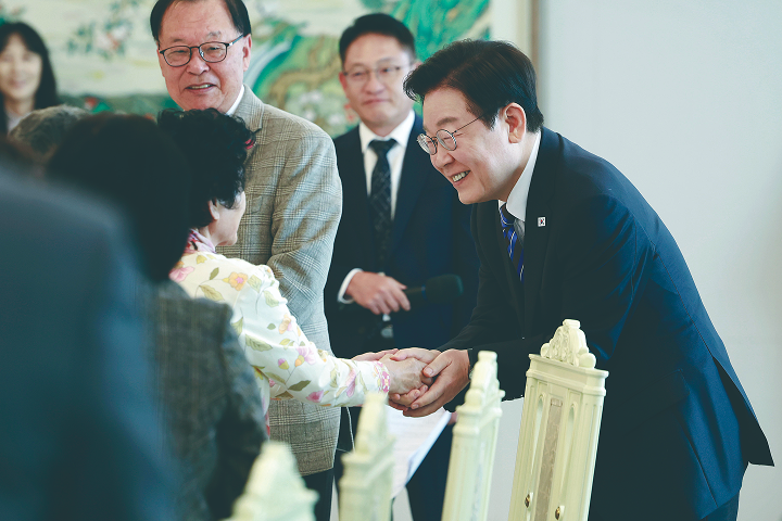 이재명 대통령이 11월 13일 용산 대통령실에서 열린 민주화실천가족운동협의회 초청 오찬 간담회에서 참석자들과 인사하고 있다. 사진 뉴시스