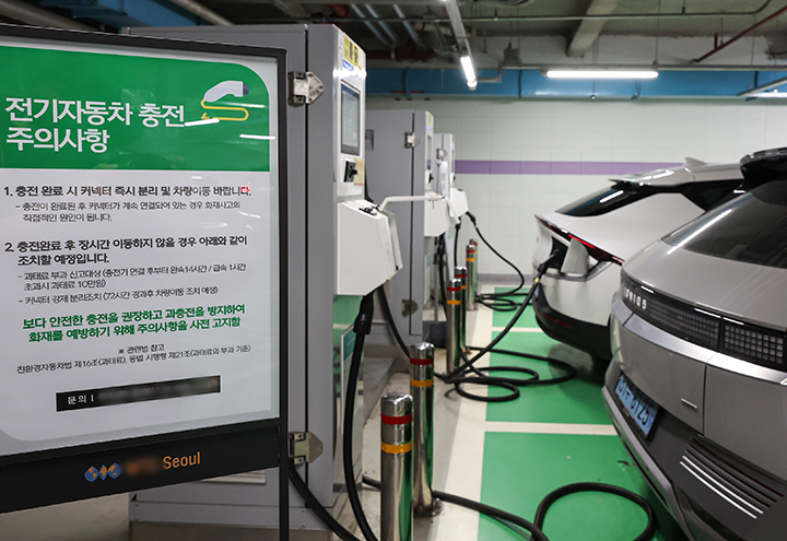 서울 시내 한 건물 지하주차장 전기차 충전소에 게시된 충전 주의사항 안내문. 2024.8.9 (ⓒ뉴스1, 무단 전재-재배포 금지)