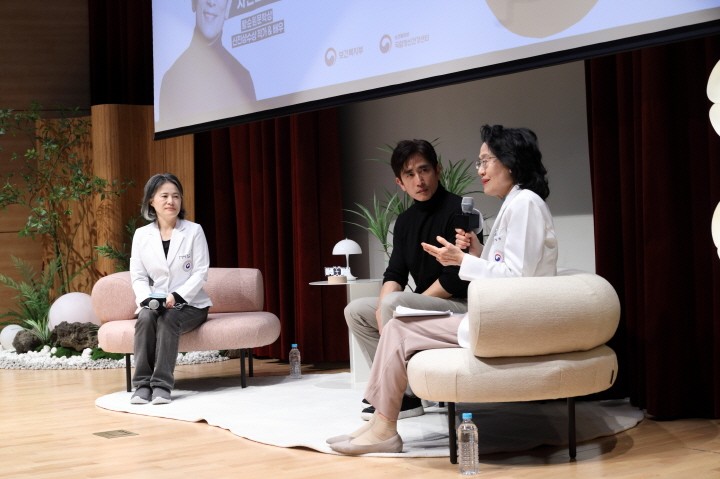 차인표 작가의 강연이 끝난 뒤 '마주해요 상담실'이 이어졌다. 영상으로 준비한 사연을 듣고 곽영숙 센터장과 차인표 작가가 조언하고 있다. (출처=국립정신건강센터)