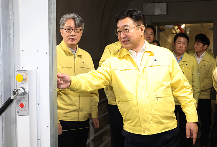 윤호중 행정안전부 장관이 충남 공주시 국가정보자원관리원 공주센터를 방문해 백업센터 주요시설과 재해복구체계를 점검하고 있다. 2025.10.24 (ⓒ뉴스1, 무단 전재-재배포 금지)