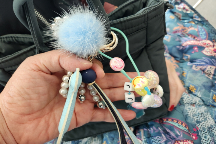 '마주해요, 열쇠고리 만들기' 부대행사에서 참가자가 직접 만든 열쇠고리를 어머니 가방에 달아드렸다.