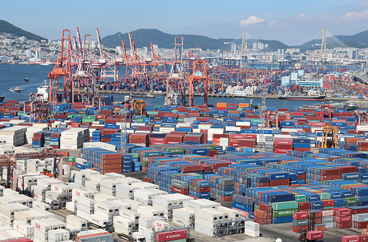 지난 7월 31일 부산항 신선대부두, 감만부두에 컨테이너가 가득 쌓여 있는 모습.(사진=저작권자(c) 연합뉴스, 무단 전재-재배포 금지)