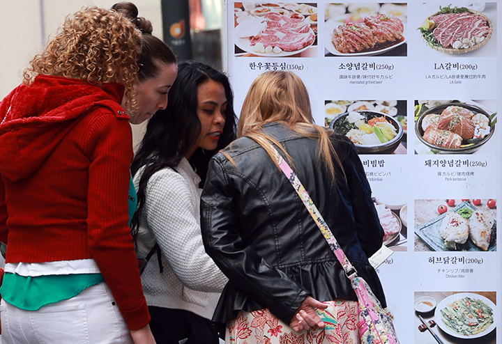 서울 명동에서 외국인 관광객이 식사 메뉴를 고르고 있다. 사진은 기사 내용과 무관함. (사진=저작권자(c) 연합뉴스, 무단 전재-재배포 금지)