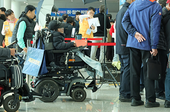 '2025 대전 장애인 취·창업박람회'에서 구직자들이 참가 기업을 확인하기 위해 이동하고 있다. 사진은 기사 내용과 무관함 2025.11.4 (사진=저작권자(c) 연합뉴스, 무단 전재-재배포 금지)