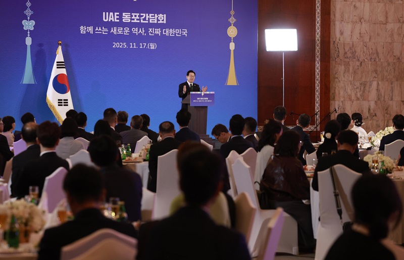 아랍에미리트(UAE)를 국빈 방문 중인 이재명 대통령이 17일(현지시간) 아부다비의 한 호텔에서 열린 동포만찬간담회에서 인사말을 하고 있다. 2025.11.18(사진=저작권자(c) 연합뉴스, 무단 전재-재배포 금지)
