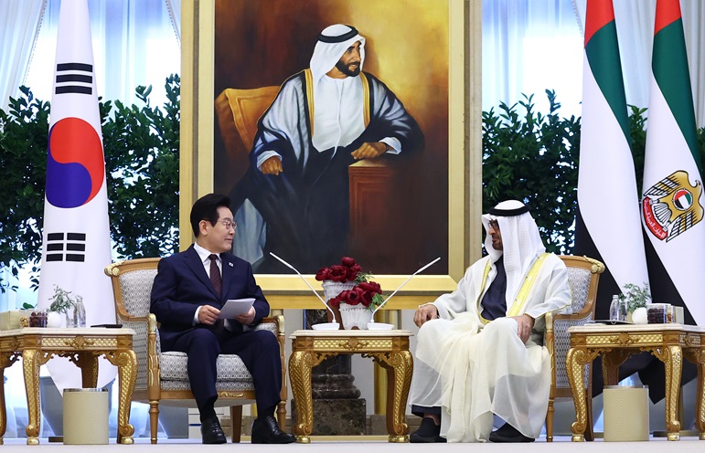 아랍에미리트(UAE)를 국빈 방문 중인 이재명 대통령이 18일(현지시간) 아부다비 대통령궁에서 무함마드 빈 자이드 알 나흐얀 UAE 대통령과 한-UAE 확대회담을 하고 있다. 2025.11.18(사진=저작권자(c) 연합뉴스, 무단 전재-재배포 금지)