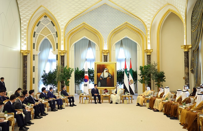 아랍에미리트(UAE)를 국빈 방문 중인 이재명 대통령이 18일(현지시간) 아부다비 대통령궁에서 무함마드 빈 자이드 알 나흐얀 UAE 대통령과 한-UAE 확대회담을 하고 있다. 2025.11.18(사진=저작권자(c) 연합뉴스, 무단 전재-재배포 금지)