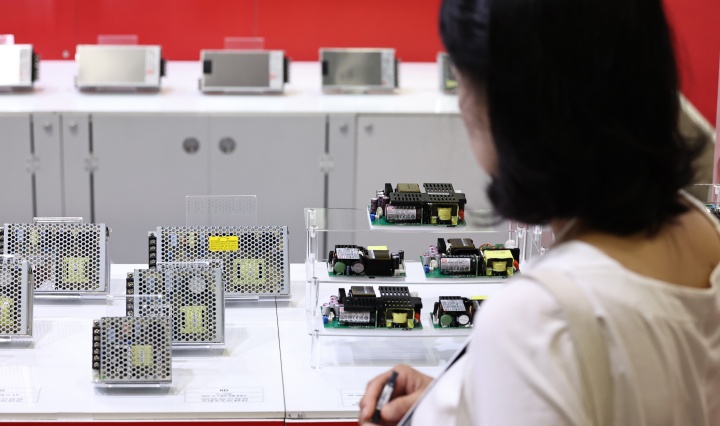 '2025 이차전지 소재·부품 및 장비전'에서 참관객이 LOP 등 전자부품을 살펴보고 있다. 2025.9.10 (ⓒ뉴스1, 무단 전재-재배포 금지)