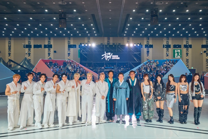 이재명 대통령이 1일 경기 고양시 킨텍스에서 열린 대중문화교류위원회 출범식에서 그룹 르세라핌, 스트레이 키즈와 기념촬영을 하고 있다.(ⓒ뉴스1, 대통령실 제공, 무단 전재-재배포 금지)