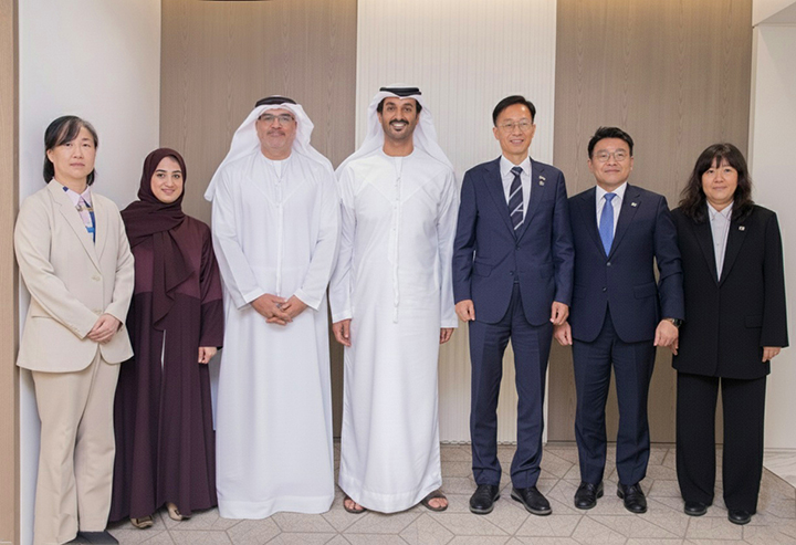 김용선 지식재산처장(왼쪽에서 5번째)과 압둘라 빈 투크 알 마리 아랍에미리트연합국 경제관광부 장관(왼쪽에서 4번째)이 양자 회담을 갖고 관계자들과 기념촬영을 하고 있다. (사진=지식재산처 제공)