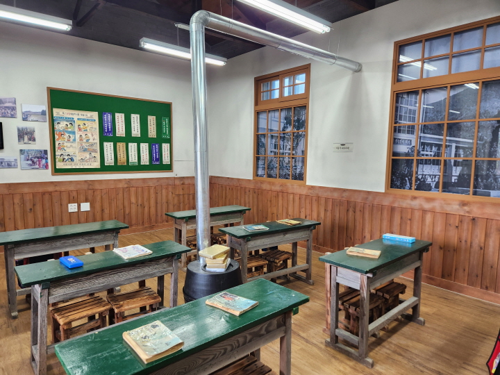 옛 지수초등학교 교실을 재현한 곳에서 중년층 이상은 학창 시절의 추억에 빠져든다.