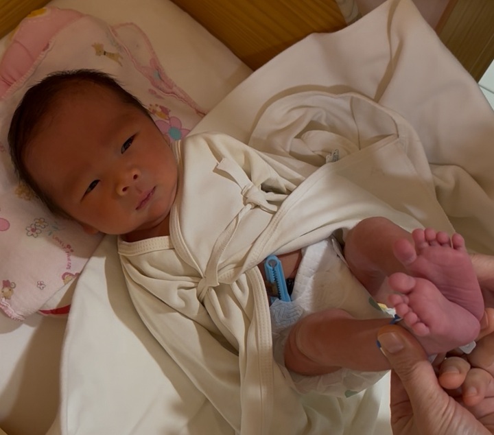 조기 진통으로 인해 장기 입원을 할 수밖에 없었고, 다행히 건강하게 아이를 출산해 마주할 수 있었다.